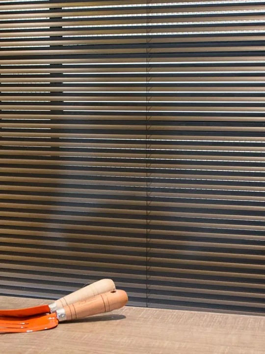 Persiana horizontal de alumínio em tom bronze