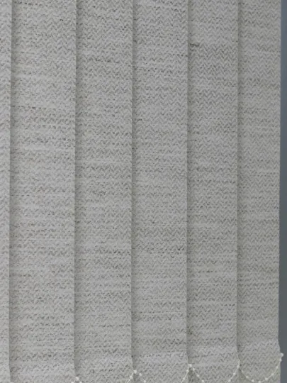 Lâminas verticais de tecido texturizado cinza