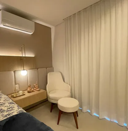 Quarto com cortina de tecido claro do teto ao chão