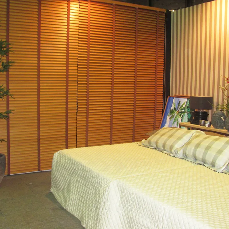 Quarto com persiana horizontal de madeira cobrindo toda a parede